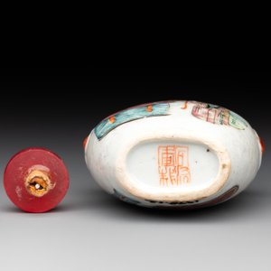 A Chinese famille rose snuff bottle with narrative design, Tongzhi mark and of the period — photo 6