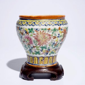 A Chinese famille rose spittoon for the Peranakan or Nyonya market, 19th C. — 照片 2