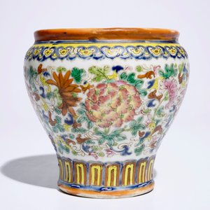A Chinese famille rose spittoon for the Peranakan or Nyonya market, 19th C. — 照片 4
