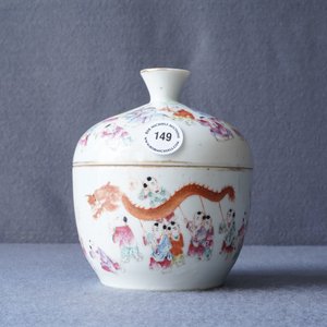 A Chinese famille rose 'spring festival' bowl and cover, Guangxu mark, 19/20th C. — 照片 7