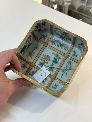 A Chinese famille rose square bowl with floral design, Daoguang mark and of the period — photo 1