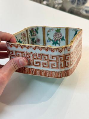 A Chinese famille rose square bowl with floral design, Daoguang mark and of the period — photo 2
