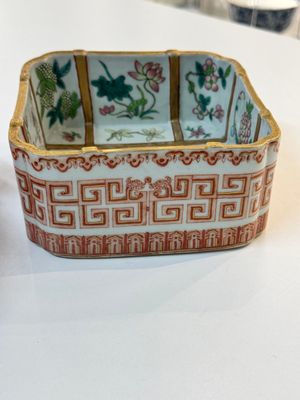 A Chinese famille rose square bowl with floral design, Daoguang mark and of the period — photo 3