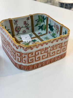 A Chinese famille rose square bowl with floral design, Daoguang mark and of the period — photo 4