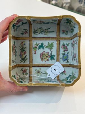 A Chinese famille rose square bowl with floral design, Daoguang mark and of the period — photo 6