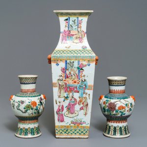 A Chinese famille rose square vase and a pair of famille verte hu vases, 19th C. — photo 3