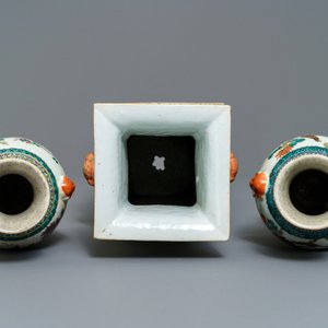 A Chinese famille rose square vase and a pair of famille verte hu vases, 19th C. — photo 6