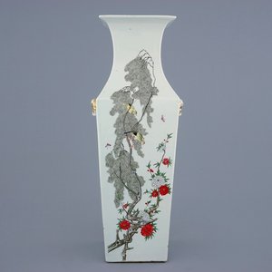 A Chinese famille rose square vase with birds among flowers, 19/20th C. — 照片 1