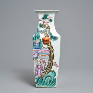 A Chinese famille rose square vase with figural design, 19th C. — 照片 3