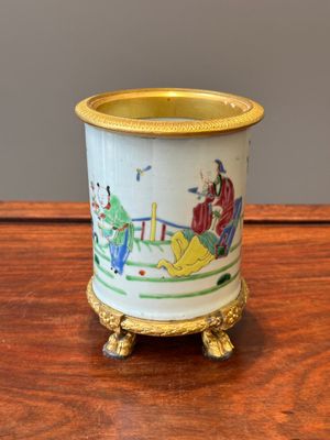 A Chinese famille rose 'Tao Yuanming 陶淵明' brush pot with gilt bronze mounts, Yongzheng — photo 1