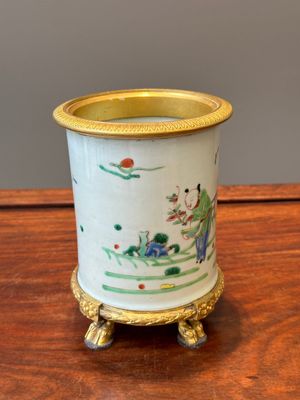 A Chinese famille rose 'Tao Yuanming 陶淵明' brush pot with gilt bronze mounts, Yongzheng — photo 2