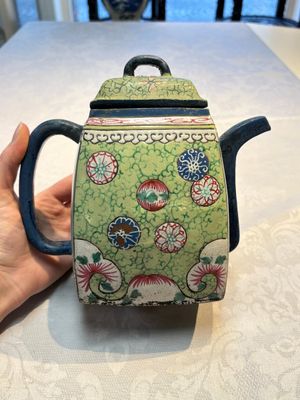 A Chinese famille rose tazza, a blue and white vessel and an enamelled Yixing stoneware teapot, 19th C. — foto 1