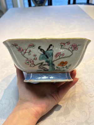A Chinese famille rose tazza, a blue and white vessel and an enamelled Yixing stoneware teapot, 19th C. — foto 11