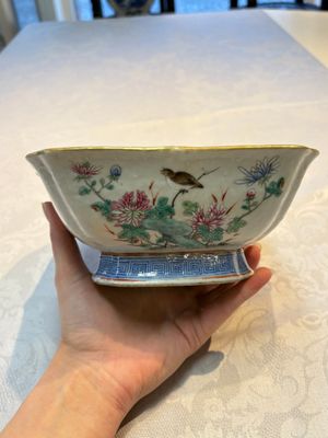 A Chinese famille rose tazza, a blue and white vessel and an enamelled Yixing stoneware teapot, 19th C. — foto 12