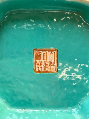 A Chinese famille rose tazza, a blue and white vessel and an enamelled Yixing stoneware teapot, 19th C. — foto 17