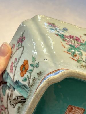 A Chinese famille rose tazza, a blue and white vessel and an enamelled Yixing stoneware teapot, 19th C. — foto 18