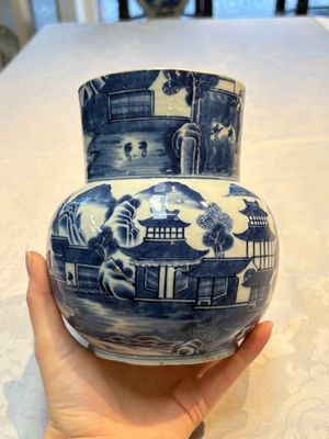 A Chinese famille rose tazza, a blue and white vessel and an enamelled Yixing stoneware teapot, 19th C. — foto 19