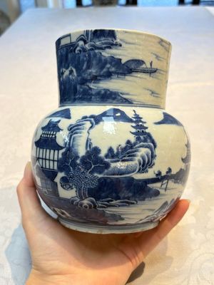 A Chinese famille rose tazza, a blue and white vessel and an enamelled Yixing stoneware teapot, 19th C. — foto 20