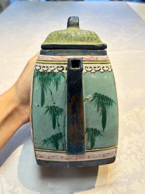 A Chinese famille rose tazza, a blue and white vessel and an enamelled Yixing stoneware teapot, 19th C. — foto 2