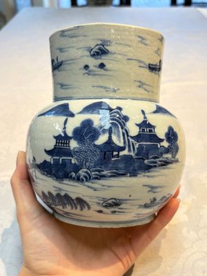 A Chinese famille rose tazza, a blue and white vessel and an enamelled Yixing stoneware teapot, 19th C. — foto 21