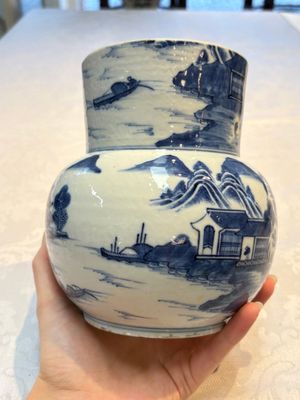 A Chinese famille rose tazza, a blue and white vessel and an enamelled Yixing stoneware teapot, 19th C. — foto 22