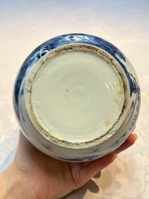 A Chinese famille rose tazza, a blue and white vessel and an enamelled Yixing stoneware teapot, 19th C. — foto 24