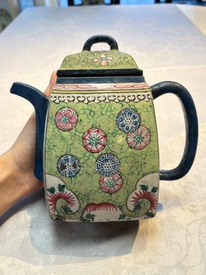A Chinese famille rose tazza, a blue and white vessel and an enamelled Yixing stoneware teapot, 19th C. — foto 3