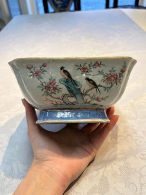 A Chinese famille rose tazza, a blue and white vessel and an enamelled Yixing stoneware teapot, 19th C. — foto 9
