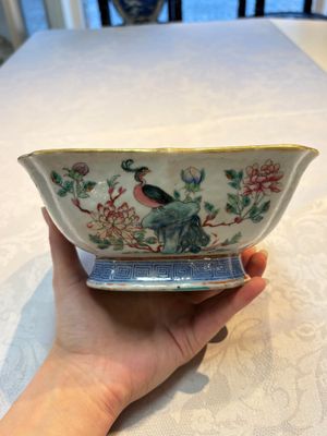 A Chinese famille rose tazza, a blue and white vessel and an enamelled Yixing stoneware teapot, 19th C. — foto 10