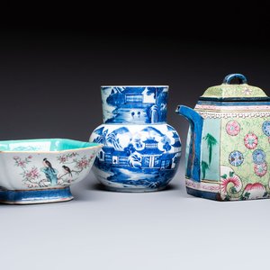A Chinese famille rose tazza, a blue and white vessel and an enamelled Yixing stoneware teapot, 19th C. — foto 1