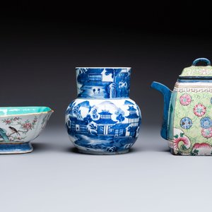 A Chinese famille rose tazza, a blue and white vessel and an enamelled Yixing stoneware teapot, 19th C. — foto 2