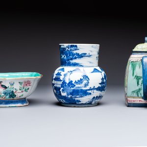 A Chinese famille rose tazza, a blue and white vessel and an enamelled Yixing stoneware teapot, 19th C. — foto 3