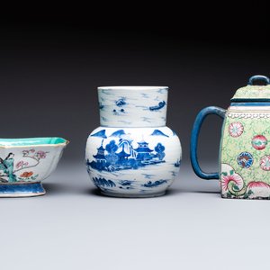A Chinese famille rose tazza, a blue and white vessel and an enamelled Yixing stoneware teapot, 19th C. — foto 4