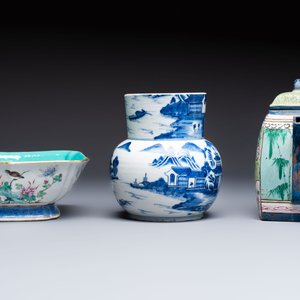A Chinese famille rose tazza, a blue and white vessel and an enamelled Yixing stoneware teapot, 19th C. — foto 5