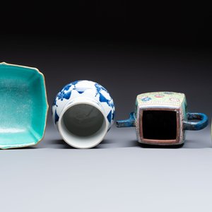 A Chinese famille rose tazza, a blue and white vessel and an enamelled Yixing stoneware teapot, 19th C. — foto 6