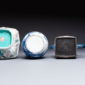 A Chinese famille rose tazza, a blue and white vessel and an enamelled Yixing stoneware teapot, 19th C. — foto 7