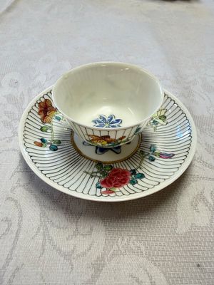 A Chinese famille rose tea bowl and saucer with floral design — foto 1