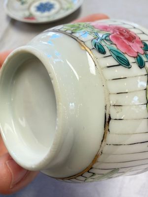 A Chinese famille rose tea bowl and saucer with floral design — foto 11