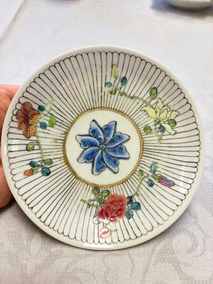 A Chinese famille rose tea bowl and saucer with floral design — foto 12