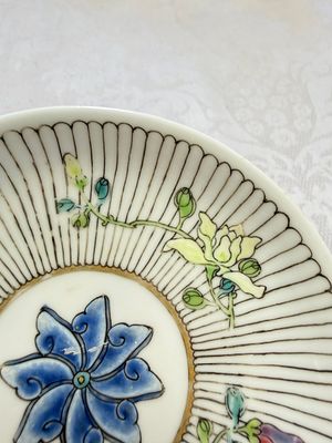 A Chinese famille rose tea bowl and saucer with floral design — foto 13