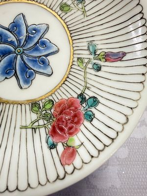 A Chinese famille rose tea bowl and saucer with floral design — foto 14