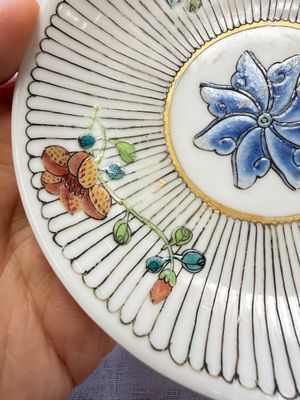 A Chinese famille rose tea bowl and saucer with floral design — foto 15
