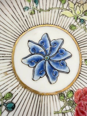 A Chinese famille rose tea bowl and saucer with floral design — foto 16