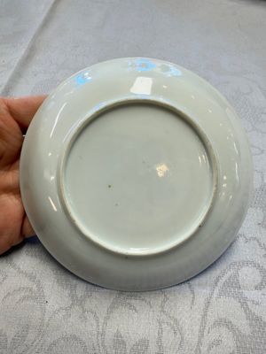 A Chinese famille rose tea bowl and saucer with floral design — foto 17