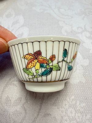 A Chinese famille rose tea bowl and saucer with floral design — foto 2
