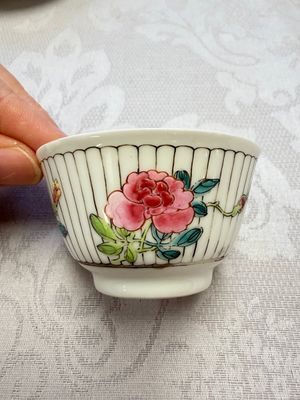 A Chinese famille rose tea bowl and saucer with floral design — foto 3