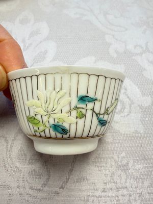 A Chinese famille rose tea bowl and saucer with floral design — foto 4