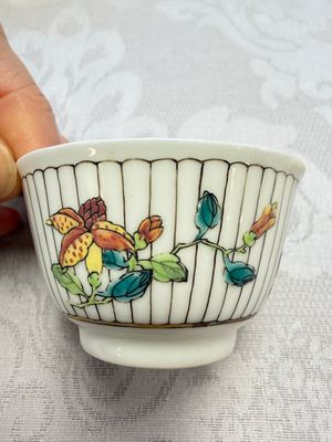 A Chinese famille rose tea bowl and saucer with floral design — foto 5