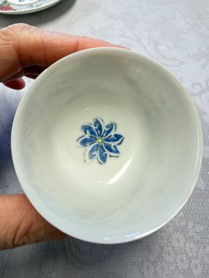 A Chinese famille rose tea bowl and saucer with floral design — foto 6