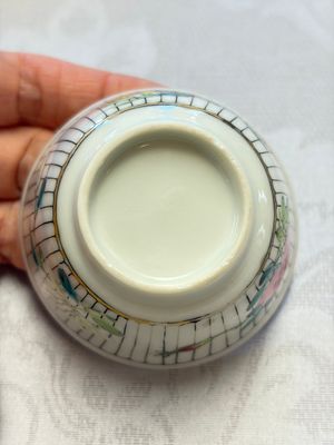 A Chinese famille rose tea bowl and saucer with floral design — foto 8